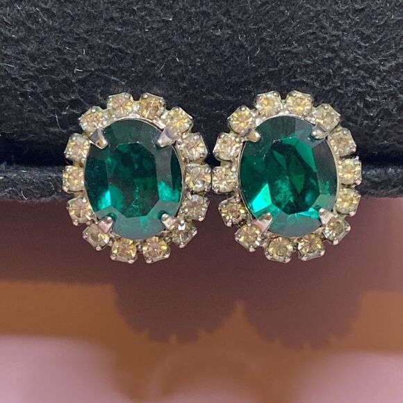 💛 Silver Tone Emerald Green & White Crystal Earrings - Picture 2 of 5